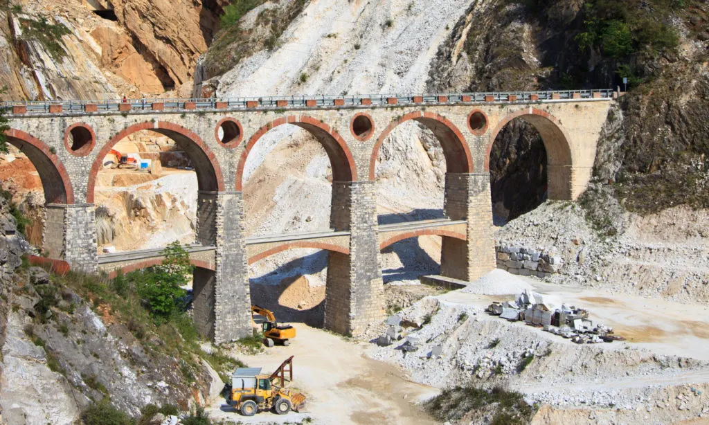 Veduta di cava in pietra naturale – Marmi di Carrara