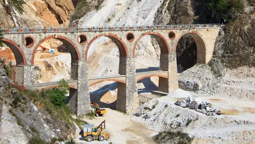 Vista de cantera en piedra natural – Marmi di Carrara