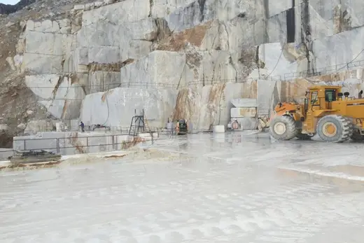 Vista de cantera en piedra natural – Marmi di Carrara