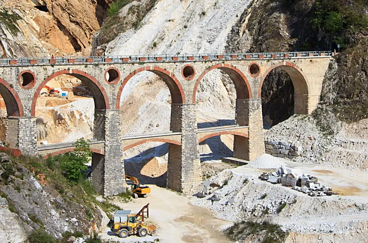Vista de cantera en piedra natural – Marmi di Carrara