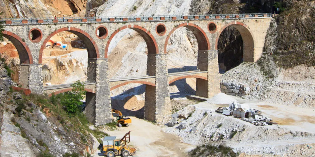Steinbruchansicht in Naturstein – Marmi di Carrara
