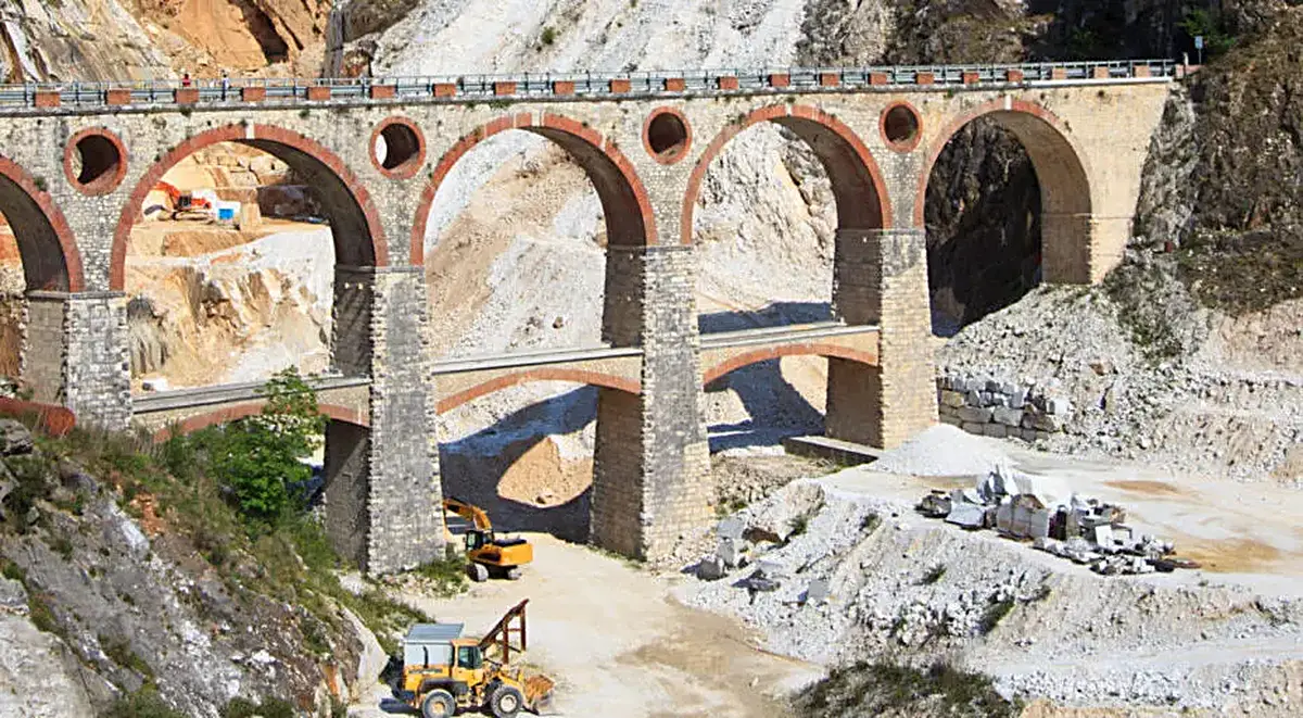 Vista de cantera en piedra natural – Marmi di Carrara