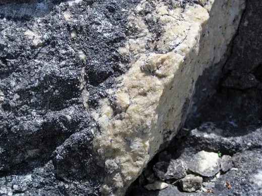 Superficie di lastra: Dolomitized marble in marble (Gouverneur Marble, Mesoproterozoic, ~1.1 Ga; Route 11 roadcu