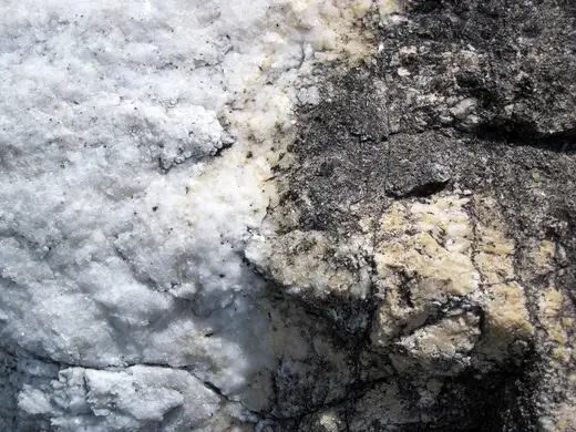 Superficie di lastra: Dolomitized marble in marble (Gouverneur Marble, Mesoproterozoic, ~1.1 Ga; Route 11 roadcu