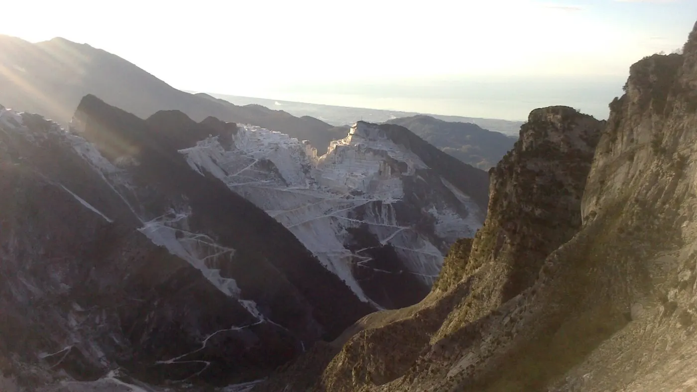 Поверхность плиты из натурального камня – Marmi di Carrara