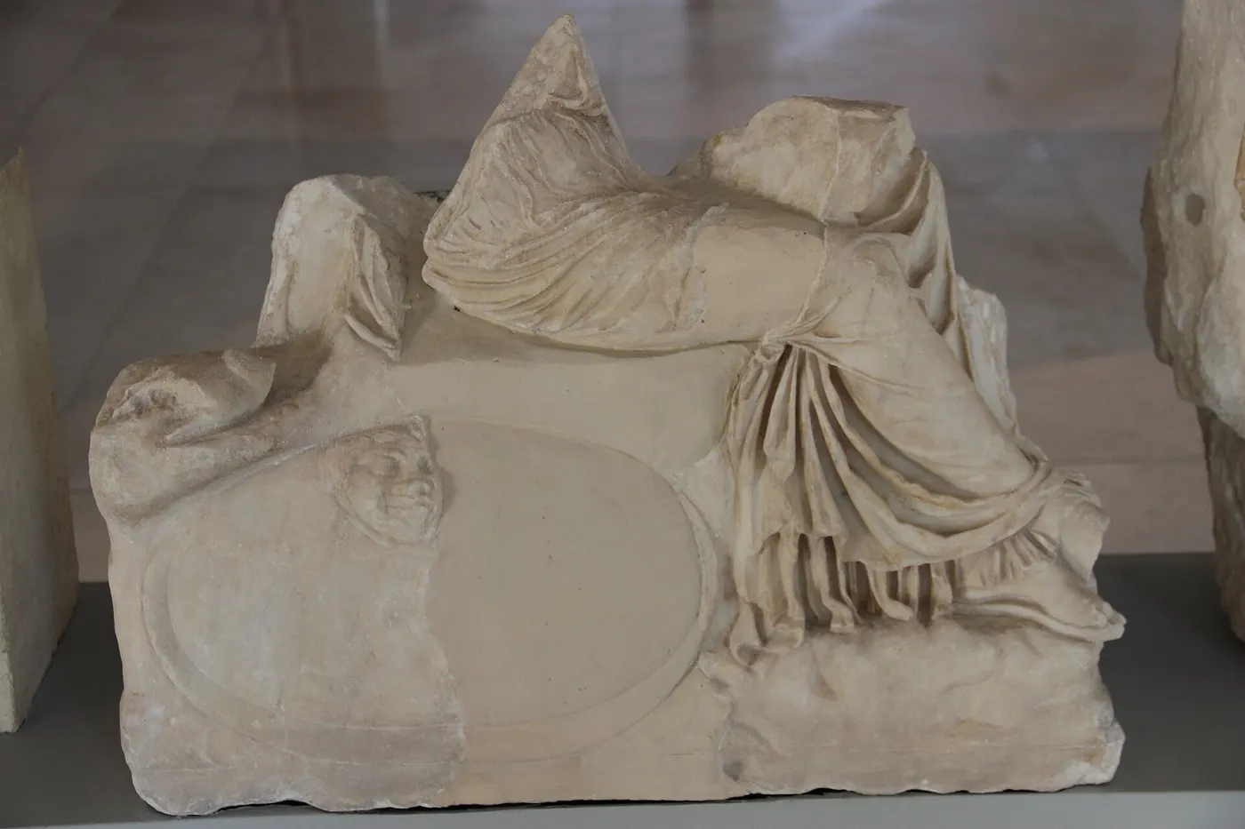 Slab surface: Athens Acropolis Museum Marble Statue (28409246896)