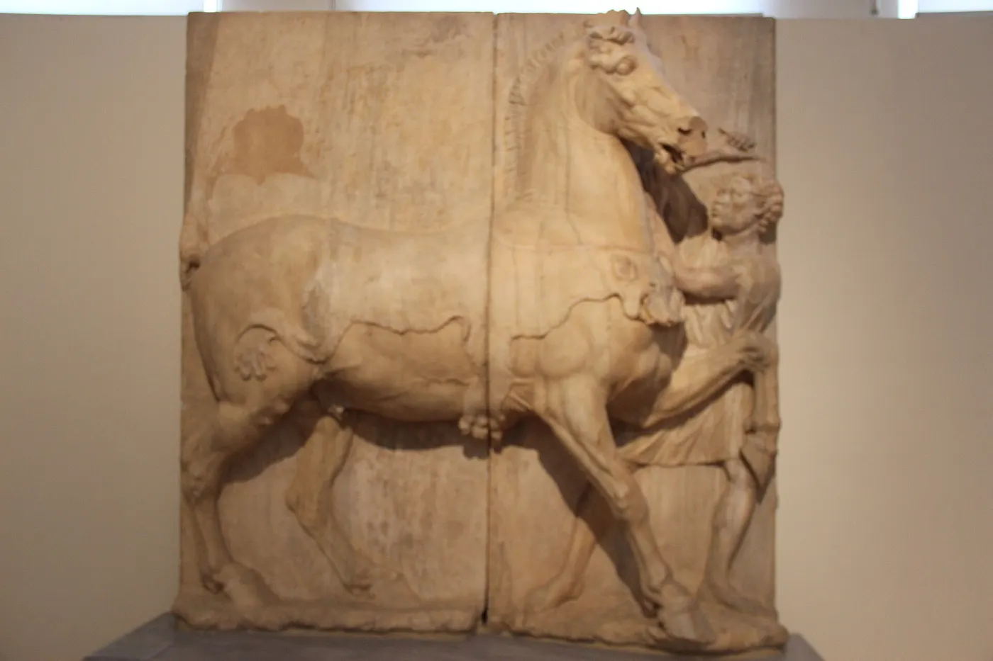 Plattenoberfläche: Attic (or Mithridates) Pentelic Marble Funerary Relief, date disputed