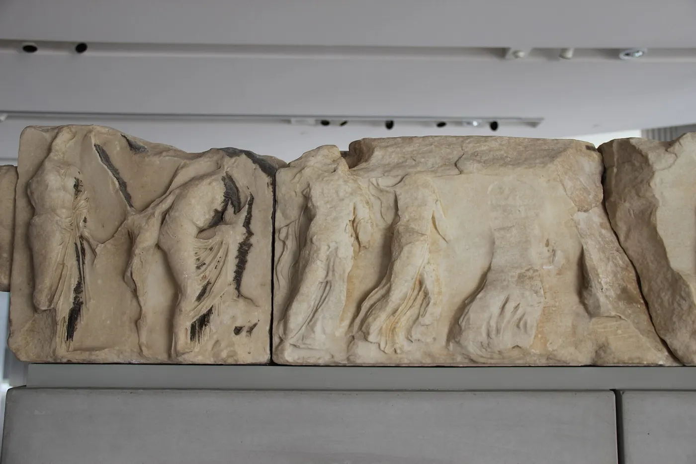 Superficie de losa: Acropolis Museum Pentelic Marble Frieze from the Temple of Athena Nike (28363131161)