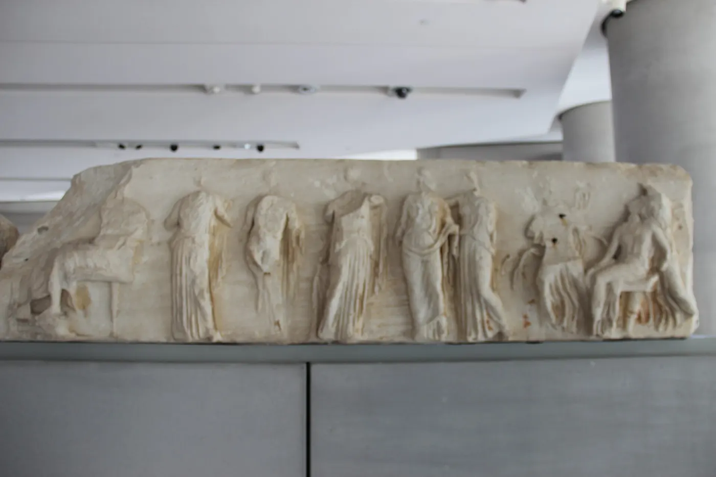 Superficie de losa: Acropolis Museum Pentelic Marble Frieze from the Temple of Athena Nike (28409105196)