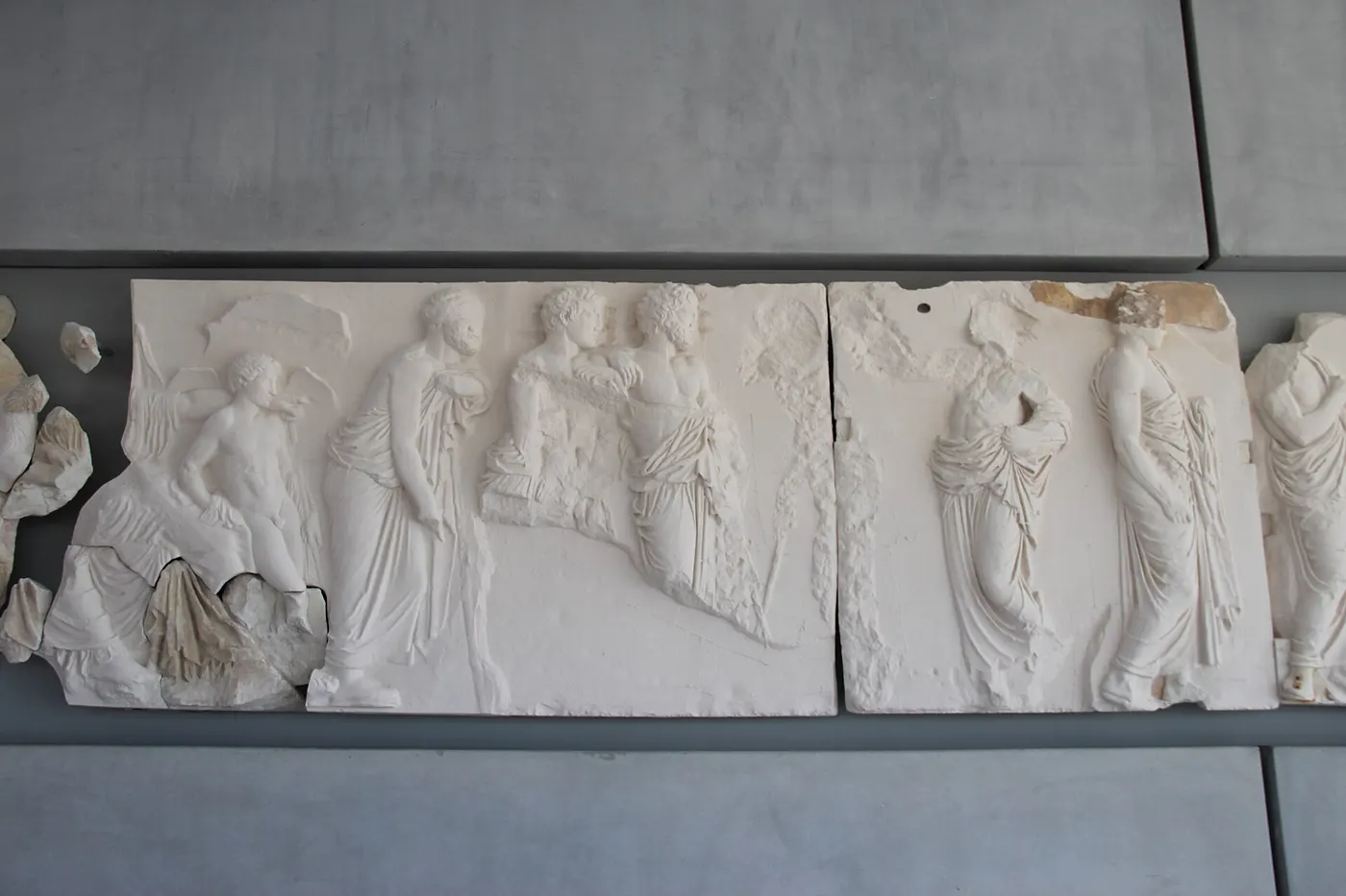 Plattenoberfläche: Athens Acropolis Museum Marble Parthenon Frieze Cast Copy with Fragment (28406693056)