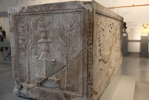 Slab surface: Carrara Marble Caffarelli Sarcophagus, Rome, c. 40 BC (28120505504)