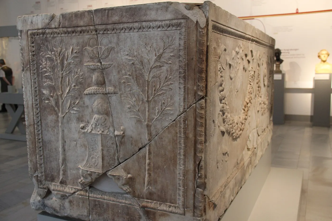 Surface de dalle: Carrara Marble Caffarelli Sarcophagus, Rome, c. 40 BC (28120505504)