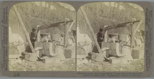 Поверхность плиты: Man met een handzaag in de marmermijnen van Carrara Sawing marble slabs by hand (about 4 i
