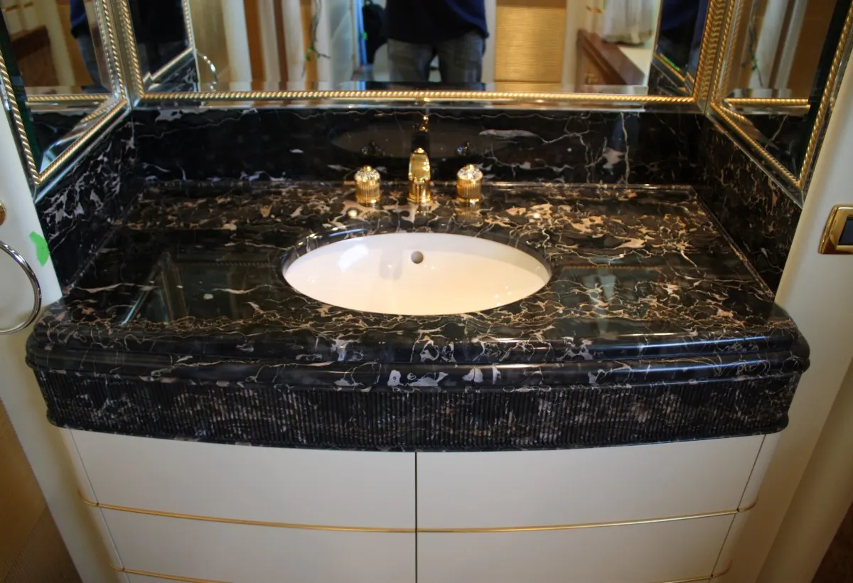 Slab surface in natural stone – Marmi di Carrara