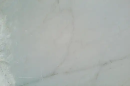 Поверхность плиты из натурального камня – Marmi di Carrara