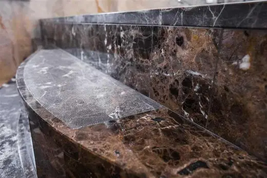 Поверхность плиты из натурального камня – Marmi di Carrara