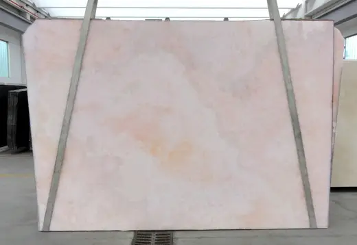 Поверхность плиты из натурального камня – Marmi di Carrara