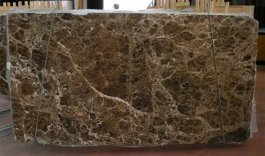 Поверхность плиты из натурального камня – Marmi di Carrara