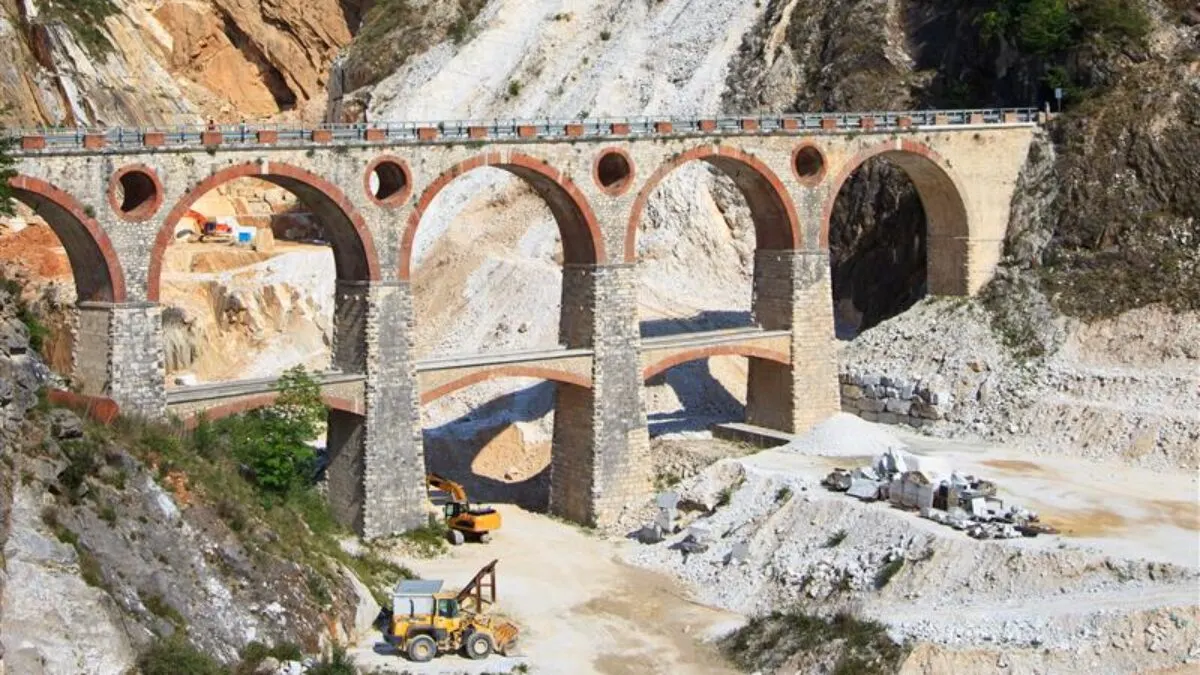 Slab surface in natural stone – Marmi di Carrara