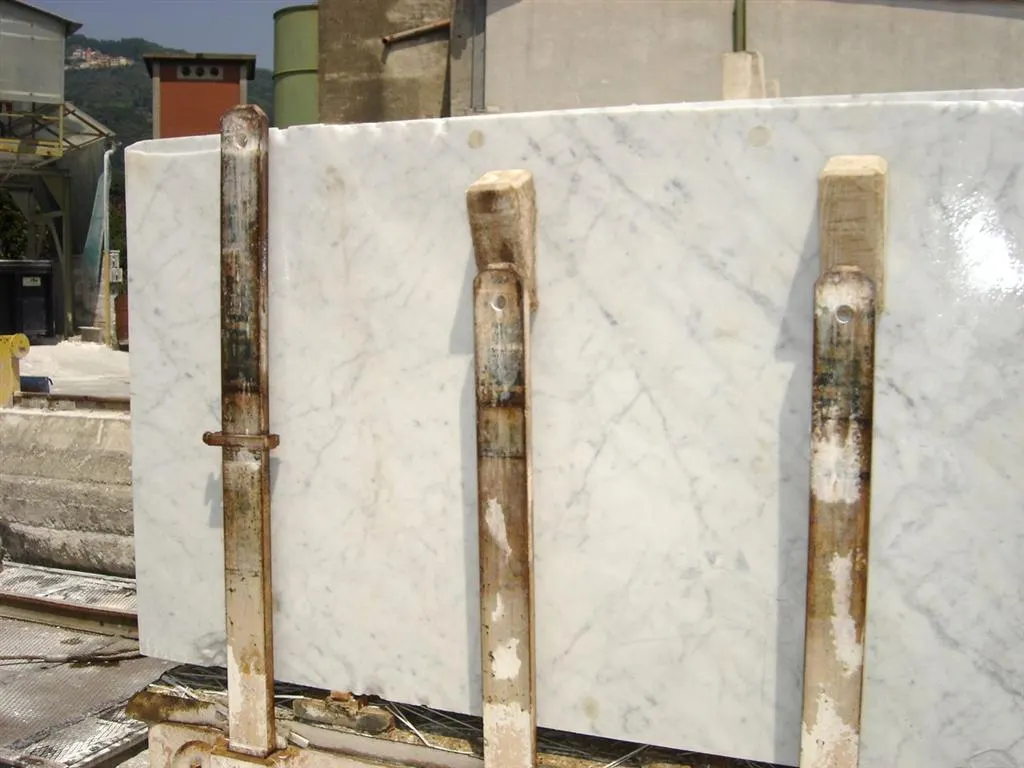 Slab surface in natural stone – Marmi di Carrara