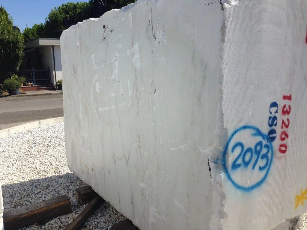Slab surface in natural stone – Marmi di Carrara