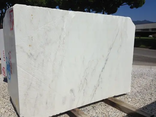 Поверхность плиты из натурального камня – Marmi di Carrara