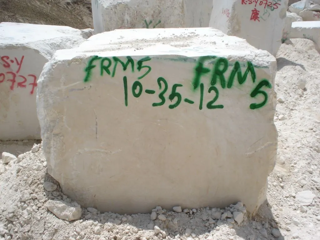 Slab surface in natural stone – Marmi di Carrara