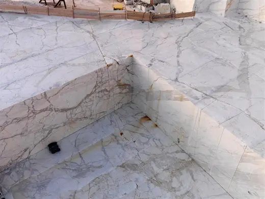 Surface de dalle en pierre naturelle – Marmi di Carrara