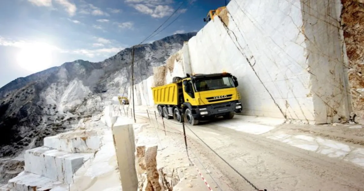 Plattenoberfläche in Naturstein – Marmi di Carrara