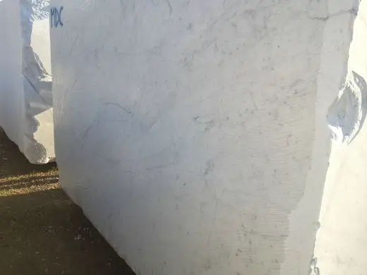 Surface de dalle en pierre naturelle – Marmi di Carrara
