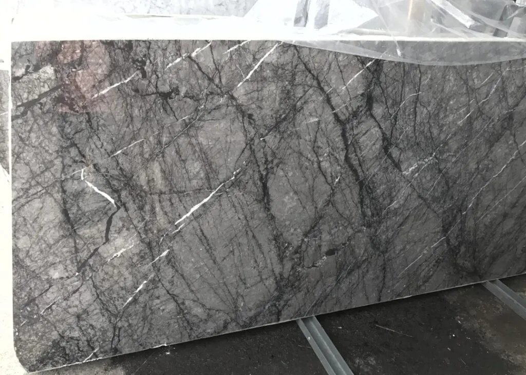 Поверхность плиты из натурального камня – Marmi di Carrara