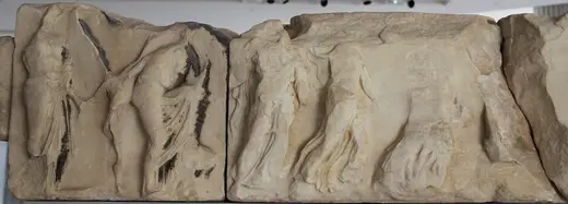 Surface de dalle: Acropolis Museum Pentelic Marble Frieze from the Temple of Athena Nike (28363131161) (crop