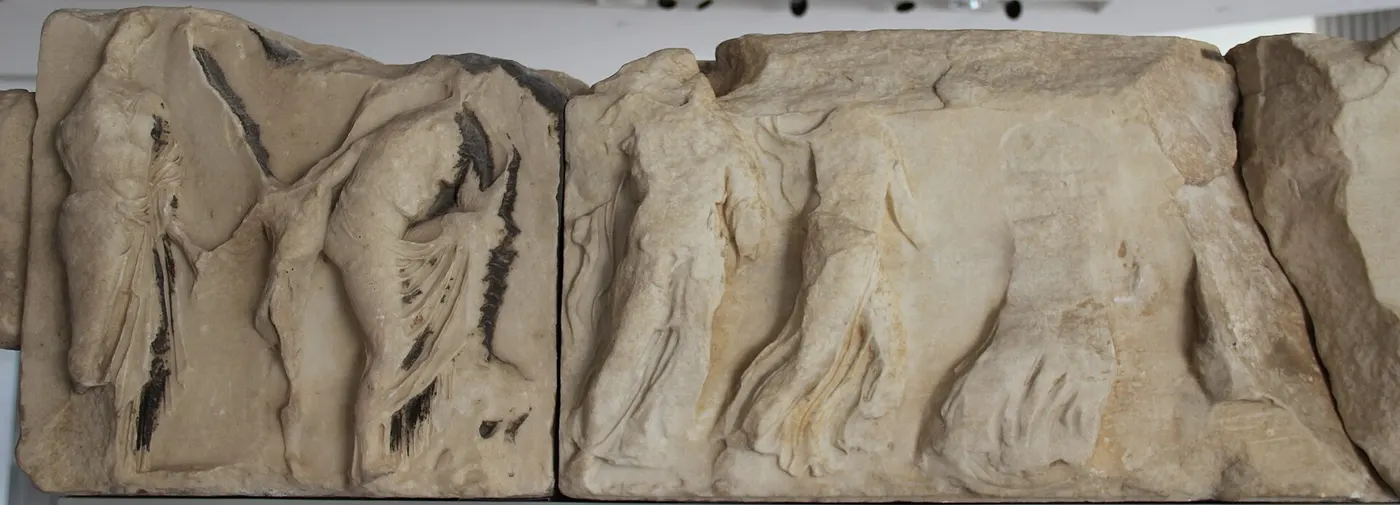 Surface de dalle: Acropolis Museum Pentelic Marble Frieze from the Temple of Athena Nike (28363131161) (crop