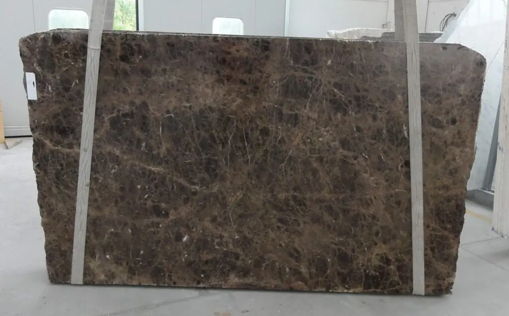 Поверхность плиты из натурального камня – Marmi di Carrara