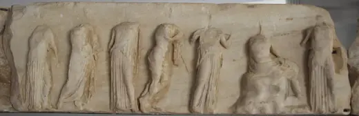 Surface de dalle: Acropolis Museum Pentelic Marble Frieze from the Temple of Athena Nike (28158712880) (crop