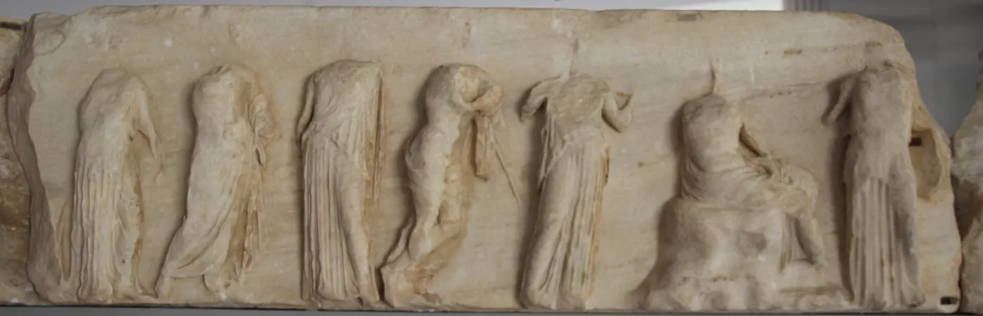 Поверхность плиты: Acropolis Museum Pentelic Marble Frieze from the Temple of Athena Nike (28158712880) (crop