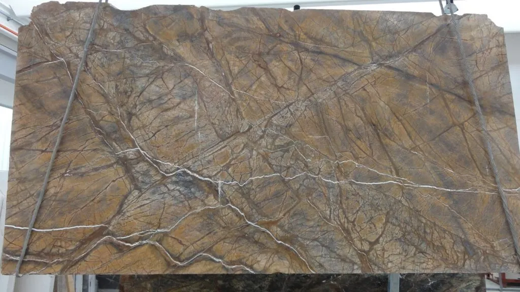 Surface de dalle en pierre naturelle – Marmi di Carrara