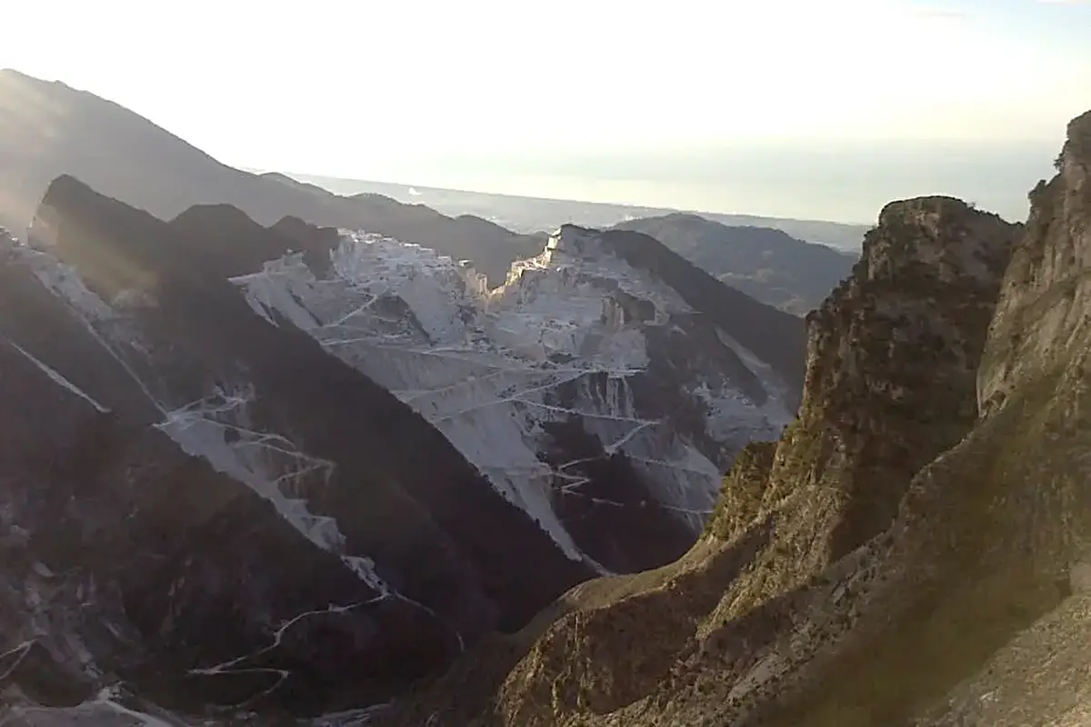 Plattenoberfläche in Naturstein – Marmi di Carrara