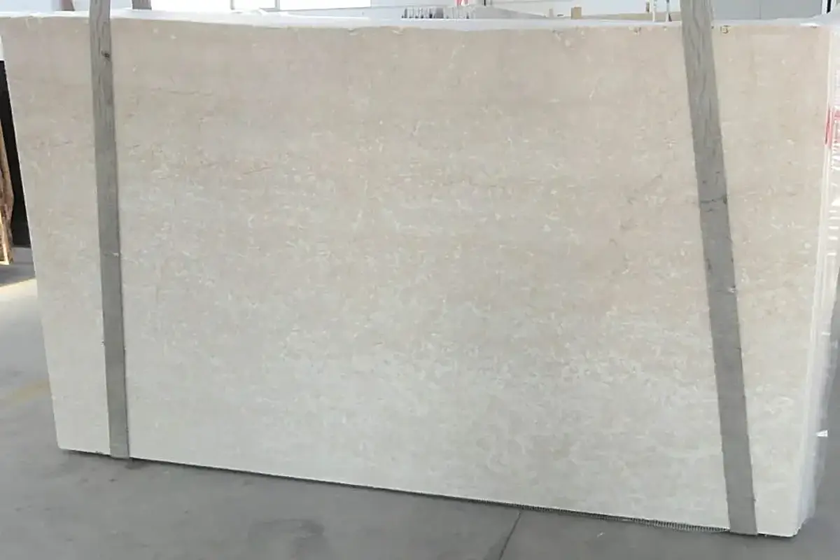 Поверхность плиты из натурального камня – Marmi di Carrara