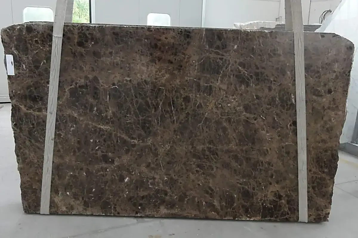 Slab surface in natural stone – Marmi di Carrara