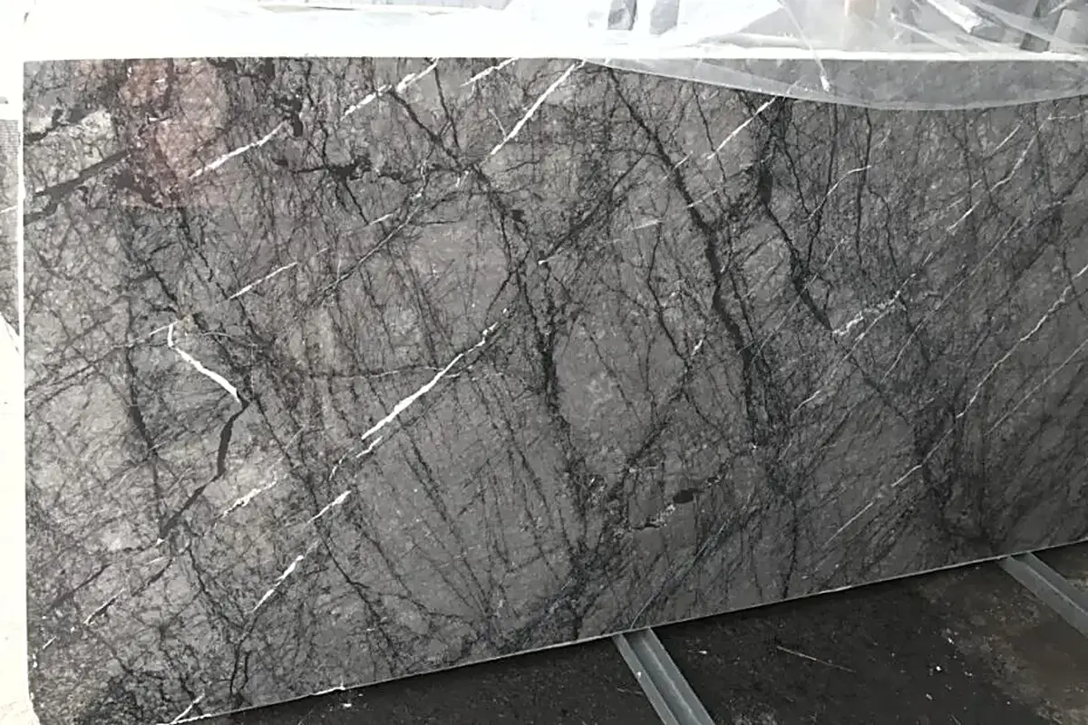 Slab surface in natural stone – Marmi di Carrara