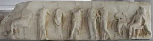 Superficie di lastra: Acropolis Museum Pentelic Marble Frieze from the Temple of Athena Nike (28409105196) (crop