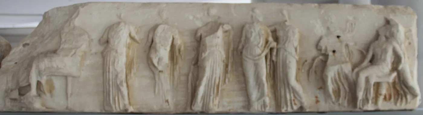 Superficie di lastra: Acropolis Museum Pentelic Marble Frieze from the Temple of Athena Nike (28409105196) (crop
