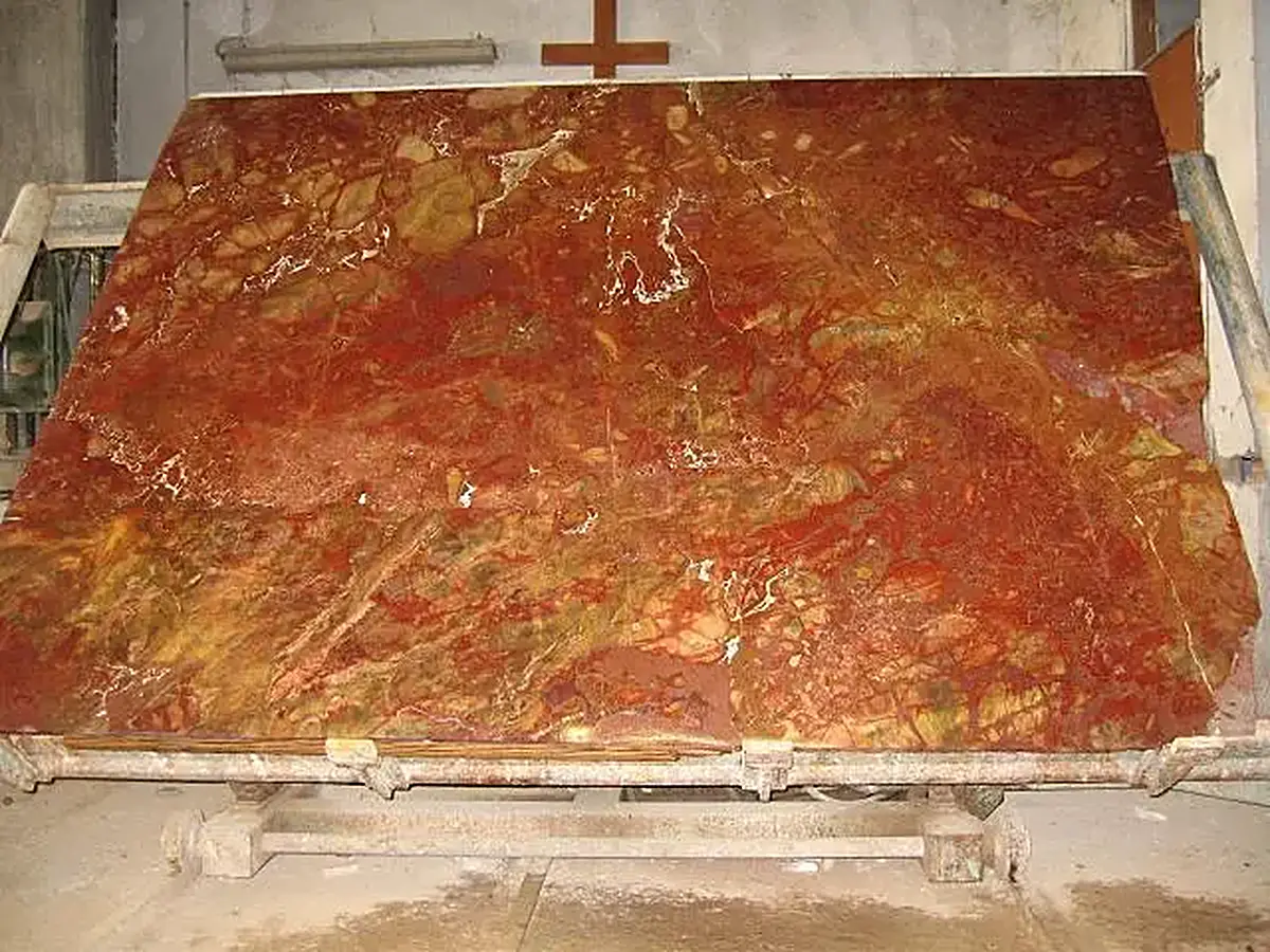 Slab surface in natural stone – Marmi di Carrara