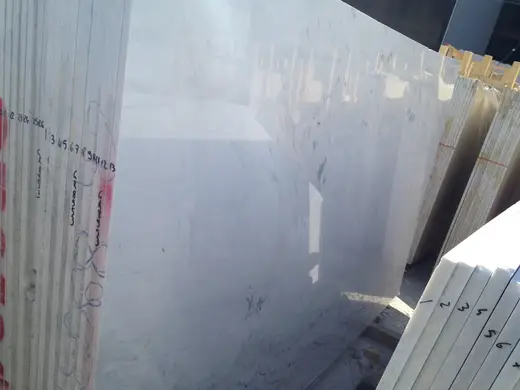 Superficie de losa en piedra natural – Marmi di Carrara