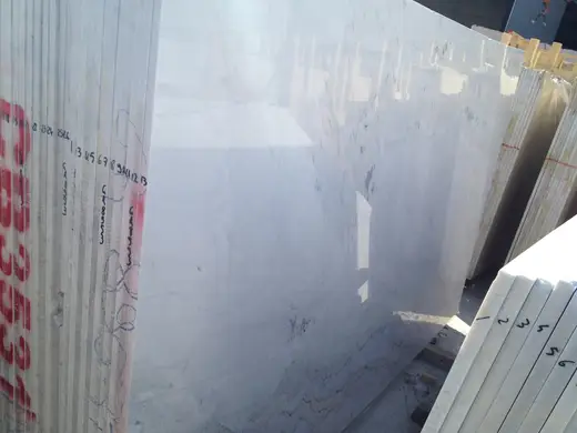 Superficie de losa en piedra natural – Marmi di Carrara