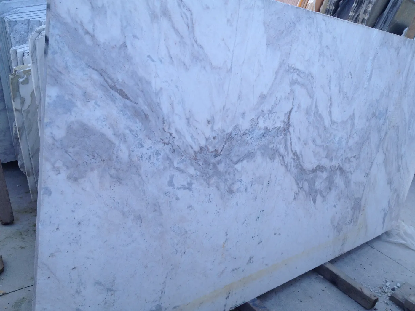 Superficie de losa en piedra natural – Marmi di Carrara