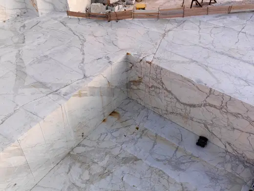 Superficie de losa en piedra natural – Marmi di Carrara