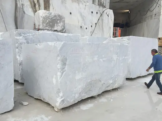Superficie de losa en piedra natural – Marmi di Carrara