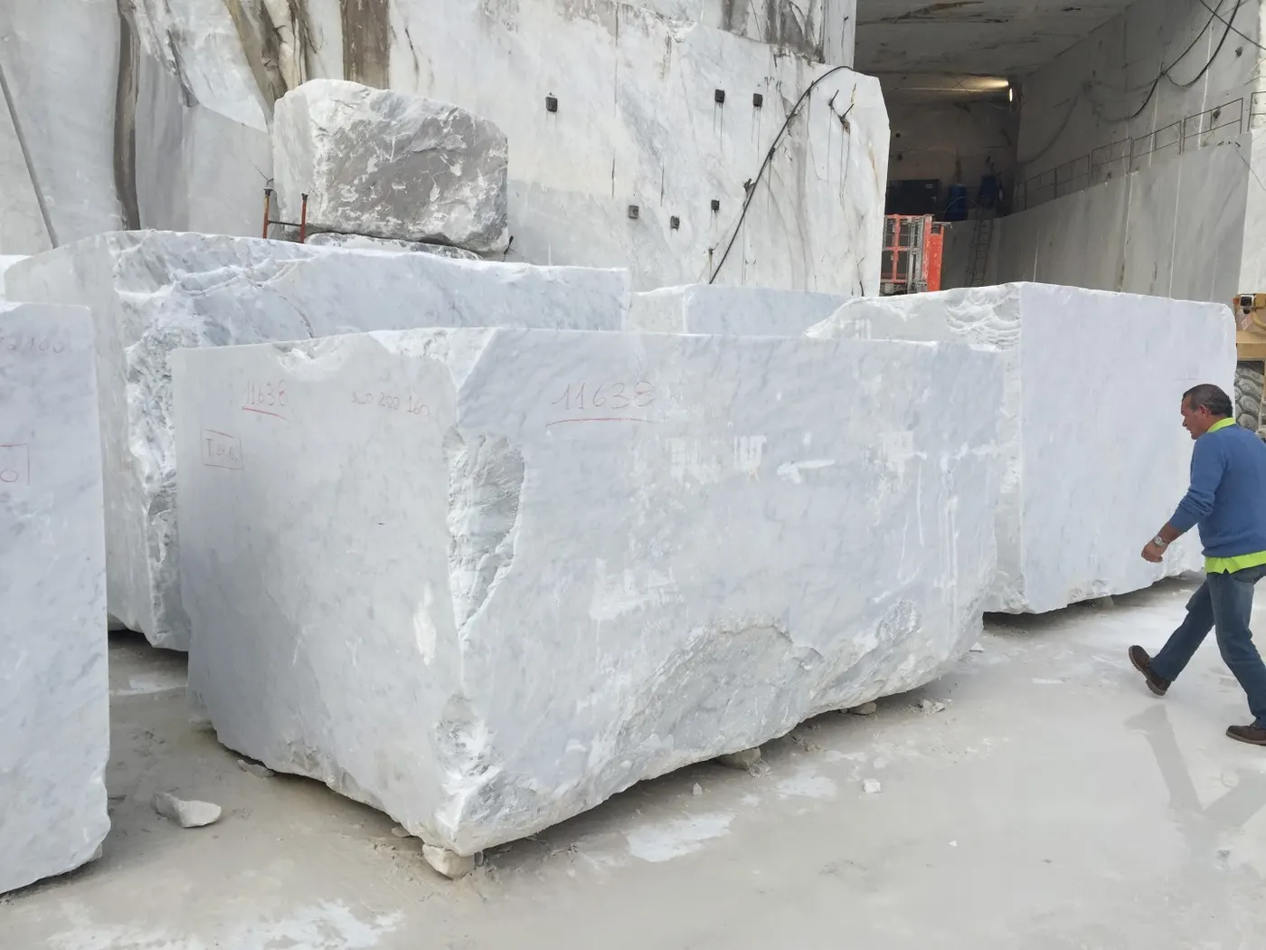 Superficie de losa en piedra natural – Marmi di Carrara